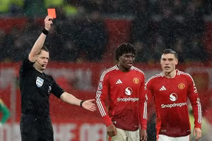 Man Utd ngược dòng khó tin ở vòng 27 Ngoại hạng Anh