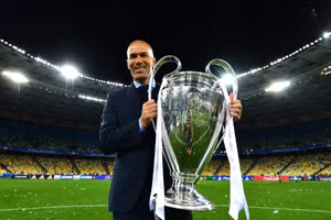 Huyền thoại Zidane tái xuất sân cỏ sau 4 năm vắng bóng