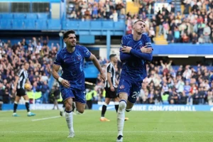 Tottenham ‘sảy’ chân, Chelsea vượt ải Newcastle 