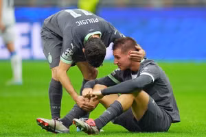 Cầu thủ AC Milan ‘suy sụp’ sau khi… ăn mừng bàn thắng 