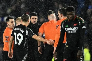 Arsenal ‘dâng’ ngôi vô địch cho Liverpool 