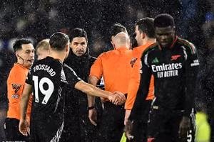 Arsenal ‘dâng’ ngôi vô địch cho Liverpool 