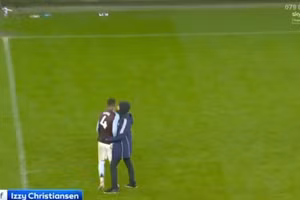 Thủ quân Aston Villa suýt lao lên khán đài ‘ăn thua đủ’ với cổ động viên nhà