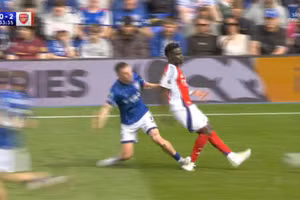 Thắng Ipswich tưng bừng, Arsenal ngăn Liverpool vô địch sớm