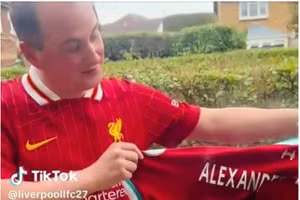 Cổ động viên Liverpool tức giận, đốt áo đấu Alexander-Arnold