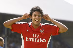 Cựu sao Arsenal giải nghệ đầy thăng trầm và rực rỡ ở tuổi 36