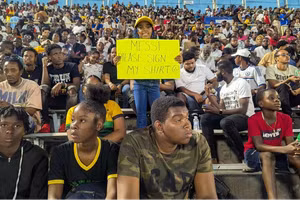 Messi ghi bàn, đối thủ có hành động lạ