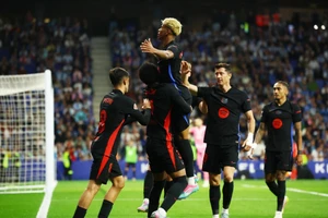 Barcelona bội thu tiền thưởng, Messi và Real Madrid chúc mừng