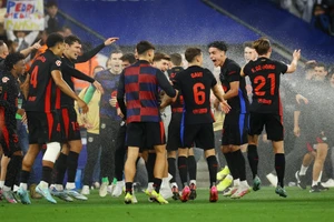 Cổ động viên phá hỏng ‘tiệc’ mừng chức vô địch sớm La Liga của Barcelona