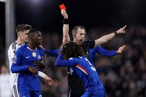 Cận cảnh tấm thẻ đỏ, Chelsea thua trận ở Ngoại hạng Anh