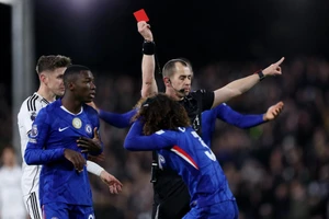 Cận cảnh tấm thẻ đỏ, Chelsea thua trận ở Ngoại hạng Anh