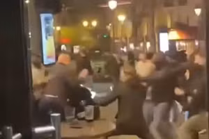 Video: Cổ động viên ẩu đả dữ dội trước thềm trận PSG - Aston Villa