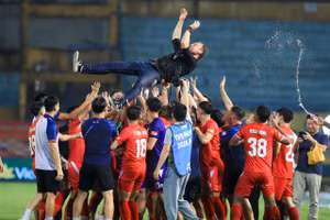 Chủ tịch VFF khen ngợi tân vương V-League 