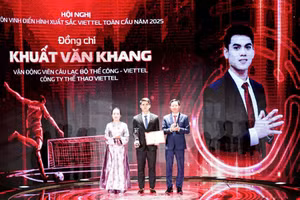 Khuất Văn Khang nhận giải thưởng đặc biệt
