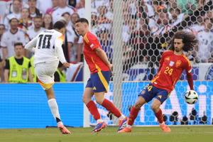 Vì sao mọi pha bóng của hậu vệ tóc xù Tây Ban Nha ở trận đấu Pháp bị la ó? 