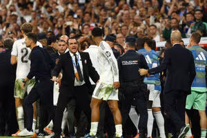 Cảnh sát phải can thiệp trận siêu kinh điển bóng đá Tây Ban Nha 