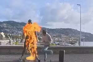 Tượng Ronaldo bị đốt ngay trước Bảo tàng CR7