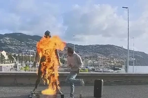 Tượng Ronaldo bị đốt ngay trước Bảo tàng CR7