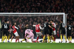 Man Utd ‘dội nước lạnh’ vào tham vọng vô địch của Arsenal
