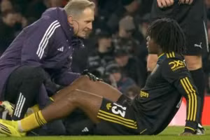 Thắng Arsenal, Man Utd nguy cơ trả giá đắt