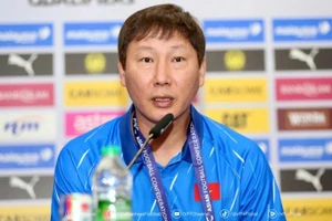 HLV Kim Sang-sik xin lỗi người hâm mộ Việt Nam