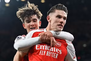 Tài năng 16 tuổi giúp Arsenal tiến gần ngôi vương Ngoại hạng Anh 