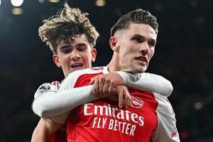 Tài năng 16 tuổi giúp Arsenal tiến gần ngôi vương Ngoại hạng Anh 
