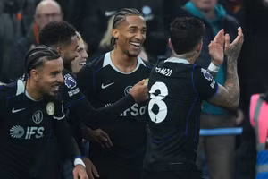 Tân binh lập hat-trick, Chelsea đẩy Liverpool khỏi tốp 5 Ngoại hạng Anh 