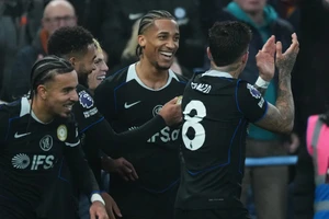 Tân binh lập hat-trick, Chelsea đẩy Liverpool khỏi tốp 5 Ngoại hạng Anh 