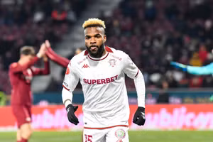 Tuyển thủ quốc gia Gabon rơi từ tầng 11 qua đời