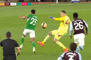 Thủ môn Aston Villa nhận thẻ đỏ ‘điên rồ’