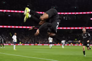 Chùm ảnh: Man City ‘cầm vàng lại để vàng rơi’, trao ngôi vương cho Arsenal