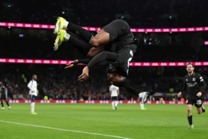 Chùm ảnh: Man City ‘cầm vàng lại để vàng rơi’, trao ngôi vương cho Arsenal