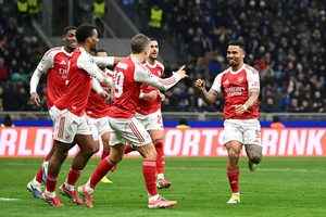 Arsenal làm nên lịch sử 140 năm