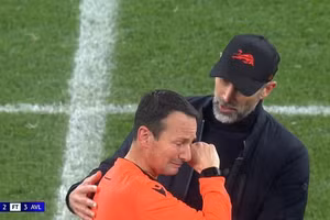 Trọng tài Champions League bật khóc nức nở vì lý do không ngờ