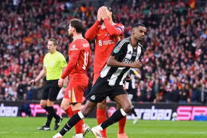 Arsenal thắng Fulham, thủ quân Liverpool cảnh báo đồng đội