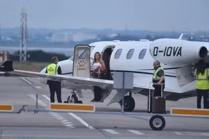 Tự tin thắng Slovakia, dàn WAGs tuyển Anh thuê máy bay riêng tới Đức ăn mừng