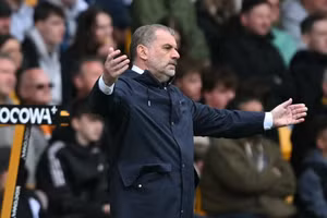  Tottenham thua sốc