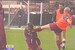 Chùm ảnh: Những vụ 'gà nhà đá nhau' chấn động làng túc cầu