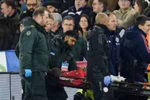 Man Utd khiến thầy trò Van Nistelroy có nguy cơ xuống hạng