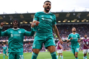 Salah lập kỷ lục phạt đền, đưa Liverpool bay cao ở Ngoại hạng Anh