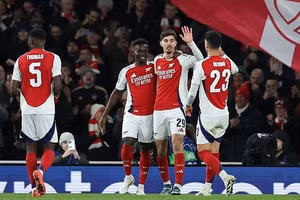 Saka lập cú đúp giúp Arsenal tiến gần vé tứ kết Champions League 