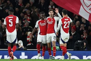 Saka lập cú đúp giúp Arsenal tiến gần vé tứ kết Champions League 