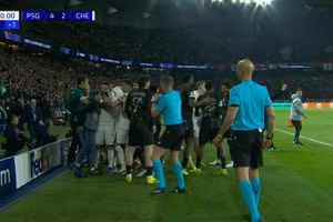 Cầu thủ Chelsea xô cậu bé nhặt bóng nhận thêm án phạt 'trời giáng’