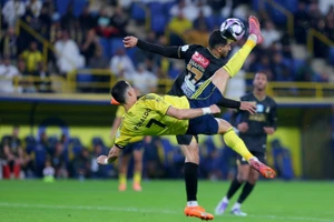 Video: Ronaldo ghi siêu phẩm ‘xe đạp chổng ngược’ gây bão mạng