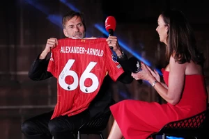HLV Jurgen Klopp phản ứng quyết liệt bảo vệ học trò cũ Alexander-Arnold