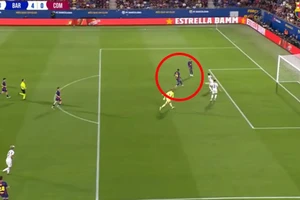 Video: Pha bỏ lỡ ghi bàn khó tin của Rashford 