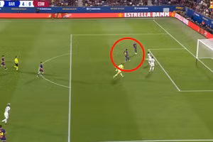 Video: Pha bỏ lỡ ghi bàn khó tin của Rashford 