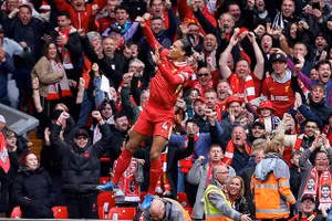 Salah phá kỷ lục, Liverpool chạm tay vào ngôi vương Ngoại hạng Anh 