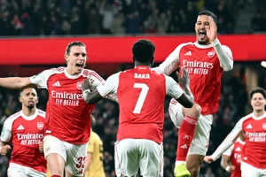 Arsenal ‘hú vía’ vào bán kết Cup liên đoàn Anh 